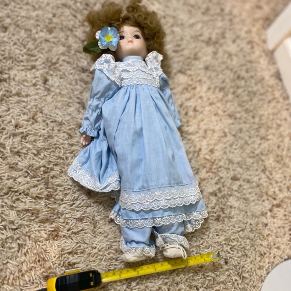 ❄️Porcelain Collectors Doll❄️ - Picture 3 of 5